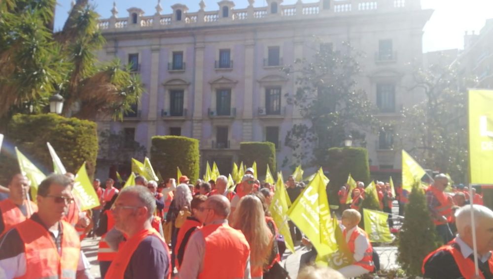 Casi mil personas se concentran en la Delegación de València. 