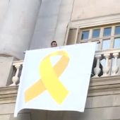 Lazo amarillo en el Ayuntamiento de Barcelona