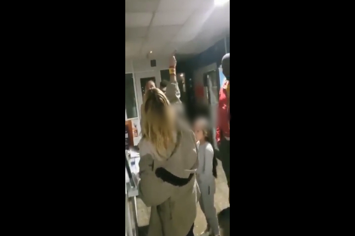 Denuncian un episodio racista en un locutorio de Valencia: "Si gana Vox vas a salir volando" Denuncian un episodio racista en un locutorio de Valencia: "Si gana Vox vas a salir volando"