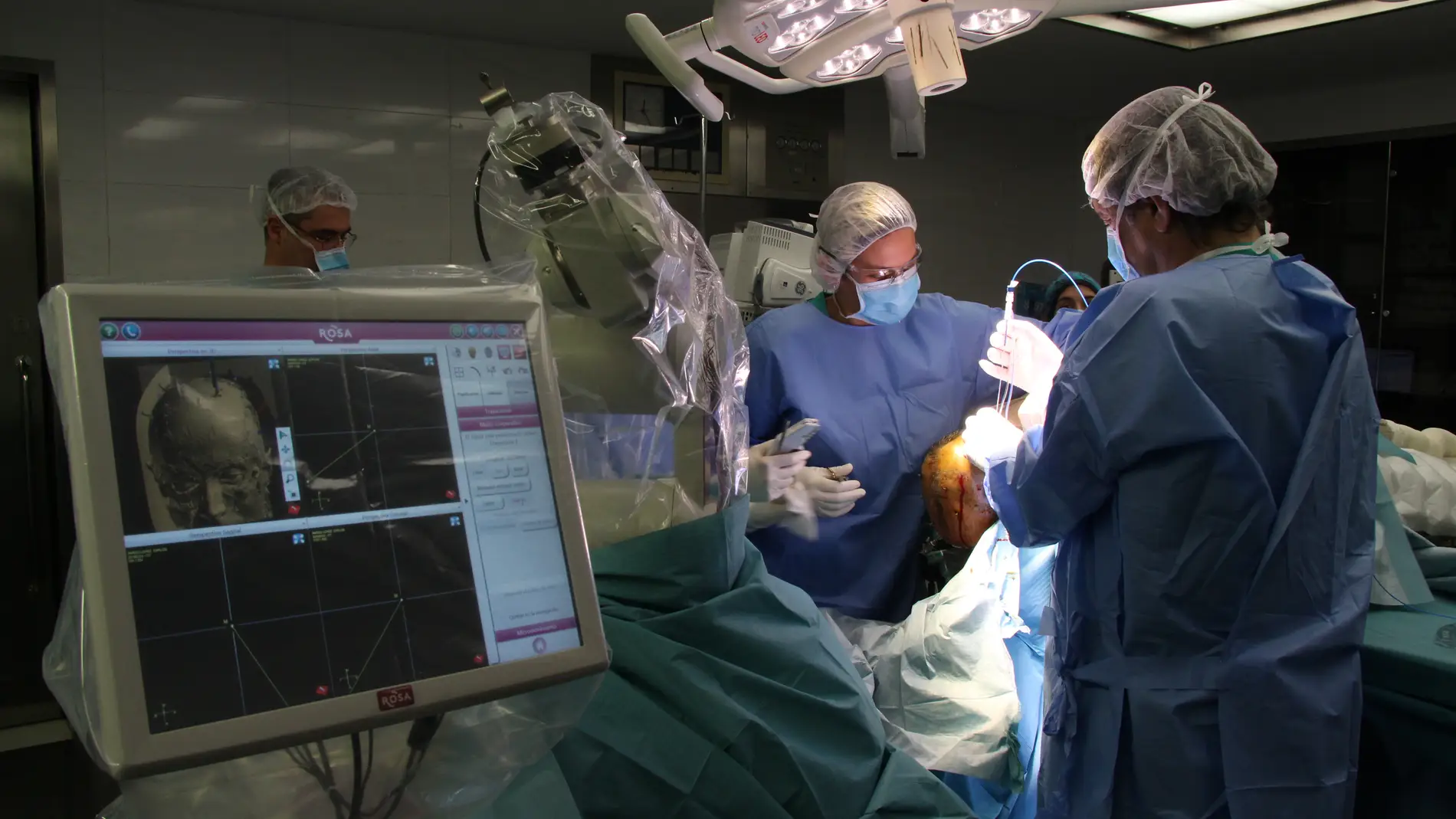 el quirófano durante la intervención el quirófano durante la intervención