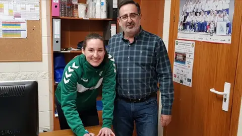 Juan José Ávila, presidente del Club Balonmano Elche, junto a la internacional ilicitana Ana Martínez el día de su renovación con el Mustang Juan José Ávila, presidente del Club Balonmano Elche, junto a la internacional ilicitana Ana Martínez el día de su renovación con el Mustang