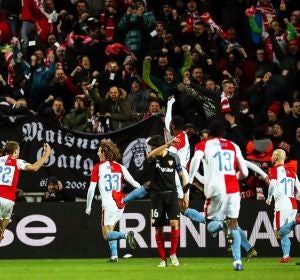Los jugadores del Slavia de Praga celebran la victoria ante el Sevilla Los jugadores del Slavia de Praga celebran la victoria ante el Sevilla