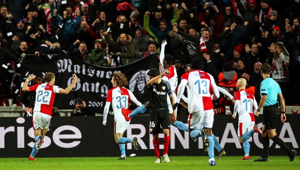Los jugadores del Slavia de Praga celebran la victoria ante el Sevilla
