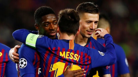 Dembel&eacute; se abraza a Messi en el choque contra el Lyon