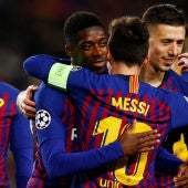 Dembelé se abraza a Messi en el choque contra el Lyon