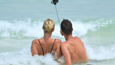 Dos j&oacute;venes se hacen un selfi
