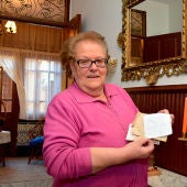Luisa, vecina de Villarramiel, con uno de los sobres con 50 euros y una nota de los que han aparecido en los buzones del pueblo