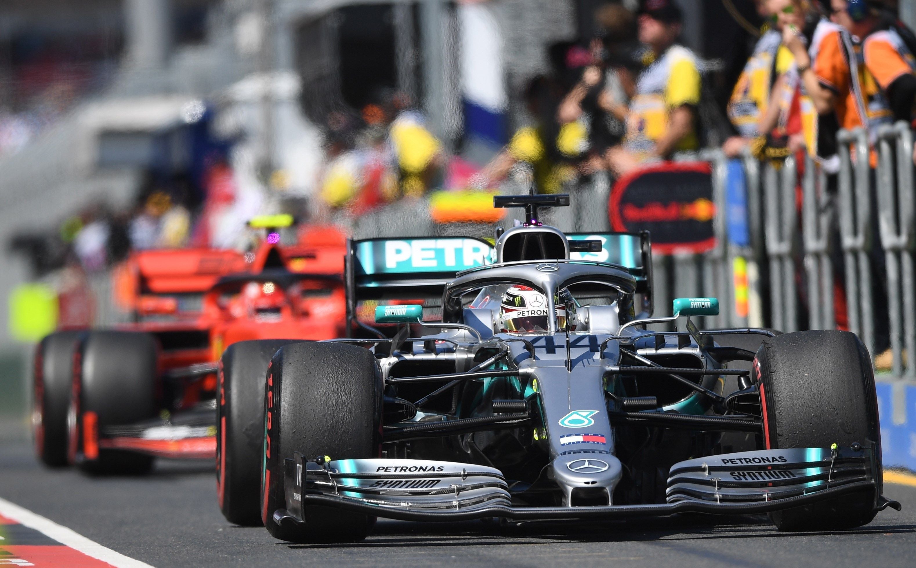 Hamilton lidera los Libres 2 del GP de Australia y Carlos Sainz acaba 14º Hamilton lidera los Libres 2 del GP de Australia y Carlos Sainz acaba 14º