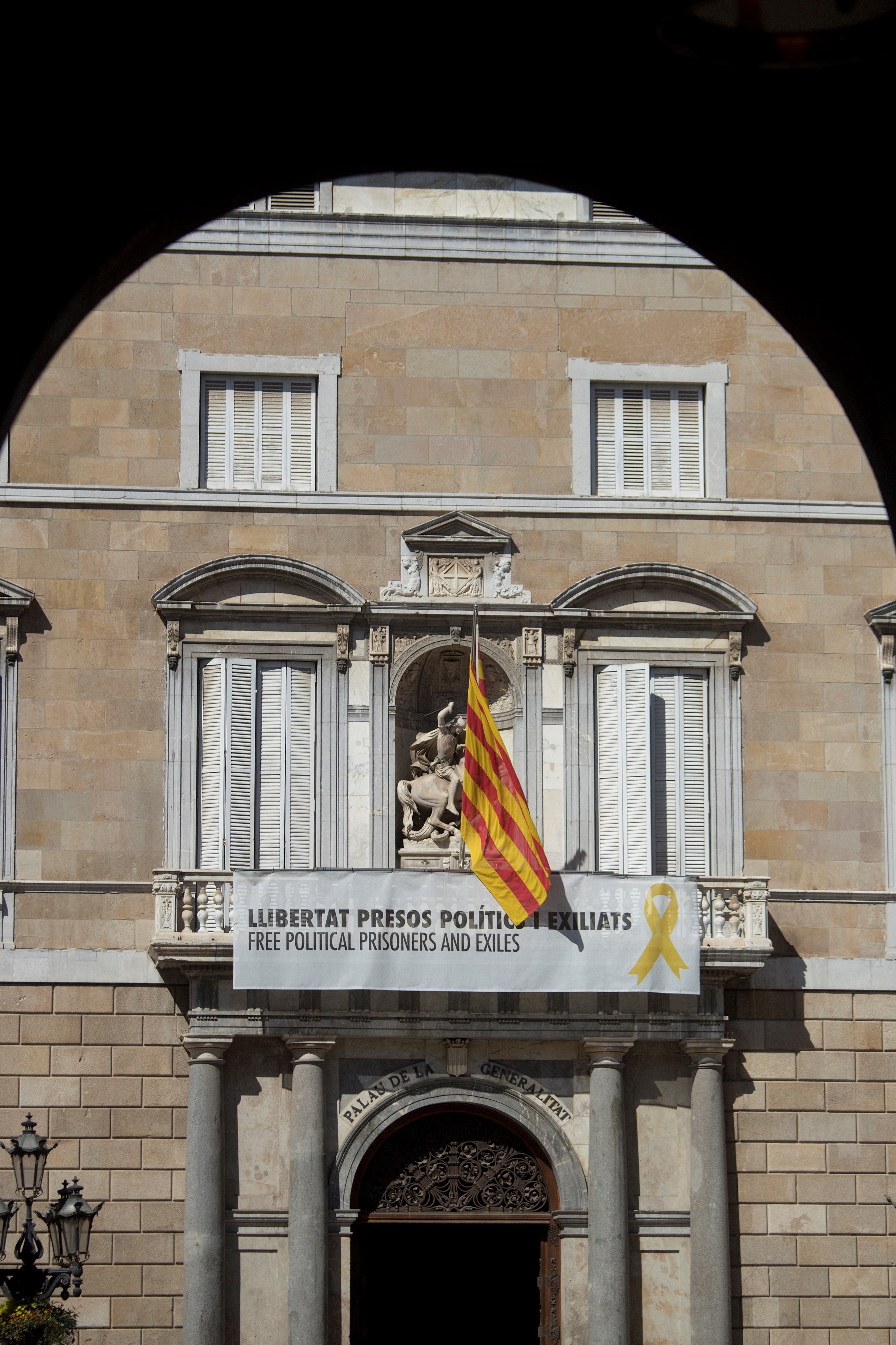 La Delegación del Gobierno de Cataluña informa a la Junta Electoral Central que el Palacio de la Generalitat y 8 consejerías mantienen los lazos amarillos La Delegación del Gobierno de Cataluña informa a la Junta Electoral Central que el Palacio de la Generalitat y 8 consejerías mantienen los lazos amarillos