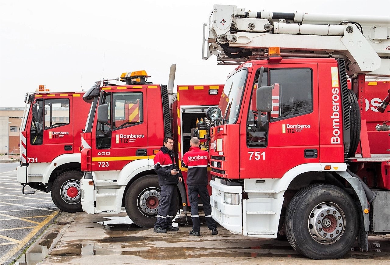 Complicada maniobra para atender a un mayor impedido en Torrevieja Complicada maniobra para atender a un mayor impedido en Torrevieja
