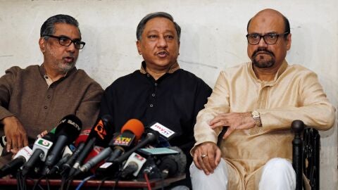 El presidente del Consejo de Cr&iacute;quet de Bangladesh, Nazmul Hassan (c), da una rueda de prensa en su residencia en Dacca (Bangladesh)