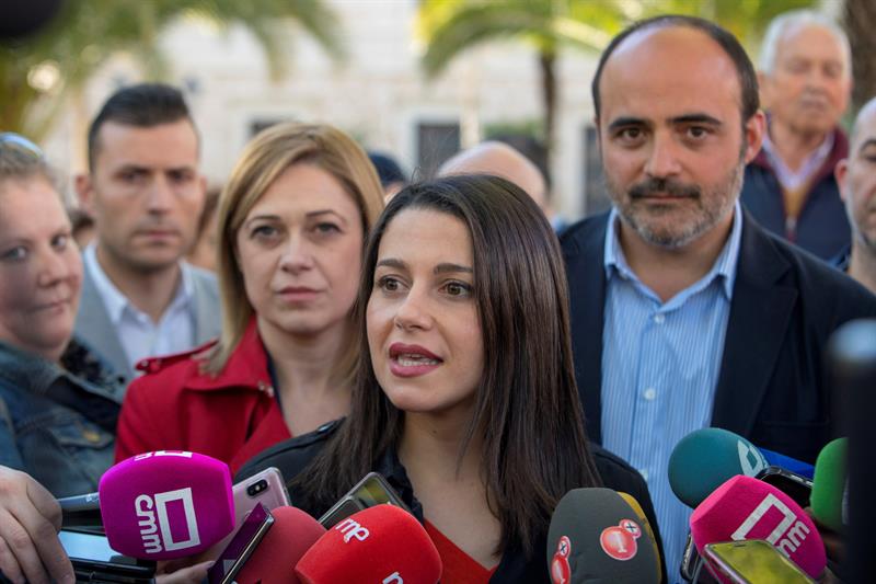 Ciudadanos denuncia a Quim Torra ante la Fiscalía por no retirar los lazos amarillos Ciudadanos denuncia a Quim Torra ante la Fiscalía por no retirar los lazos amarillos