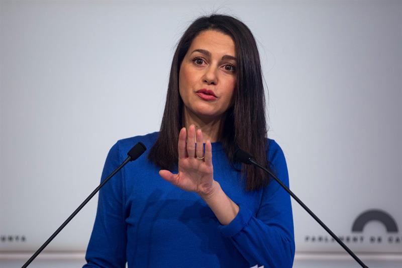 Arrimadas critica que Sánchez no haya "movido ni un dedo" para retirar los lazos amarillos Arrimadas critica que Sánchez no haya "movido ni un dedo" para retirar los lazos amarillos