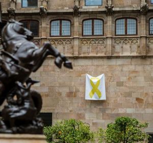 Un lazo amarillo cuelga en el Pati dels Tarongers del Palau de la Generalitat Un lazo amarillo cuelga en el Pati dels Tarongers del Palau de la Generalitat