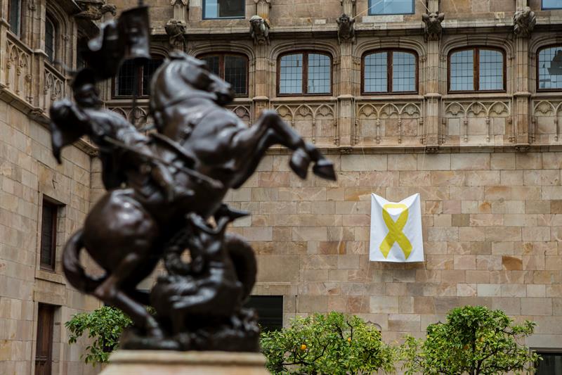 Tensión con los Mossos cuando un grupo de personas ha intentado quitar el lazo amarillo de la Generalitat Tensión con los Mossos cuando un grupo de personas ha intentado quitar el lazo amarillo de la Generalitat