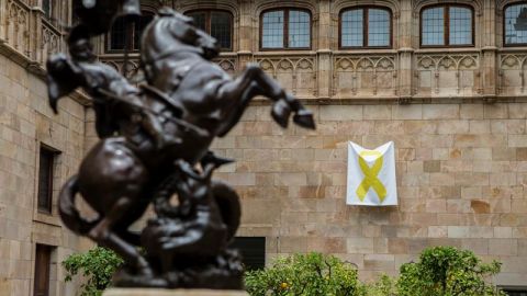 Un lazo amarillo cuelga en el Pati dels Tarongers del Palau de la Generalitat