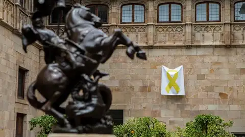 Un lazo amarillo cuelga en el Pati dels Tarongers del Palau de la Generalitat Un lazo amarillo cuelga en el Pati dels Tarongers del Palau de la Generalitat