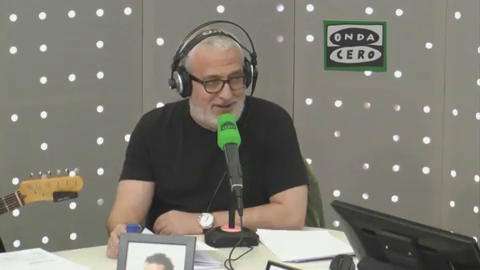 Rajoy se encuentra una despedida de soltero en el AVE y se une a ellos tomando un whisky Rajoy se encuentra una despedida de soltero en el AVE y se une a ellos tomando un whisky