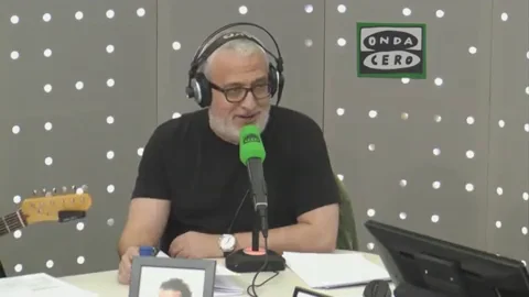 Rajoy se encuentra una despedida de soltero en el AVE y se une a ellos tomando un whisky
