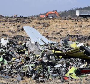 Restos del fuselaje del avión Boeing 737 MAX 8 de Ethiopian Airlines Restos del fuselaje del avión Boeing 737 MAX 8 de Ethiopian Airlines
