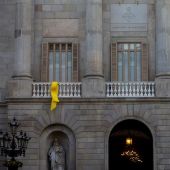 Un lazo amarillo en el balcón de la fachada del Ayuntamiento de Barcelona