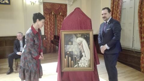 Zamora y Turrillo contemplan el cartel oficial de la Semana Santa