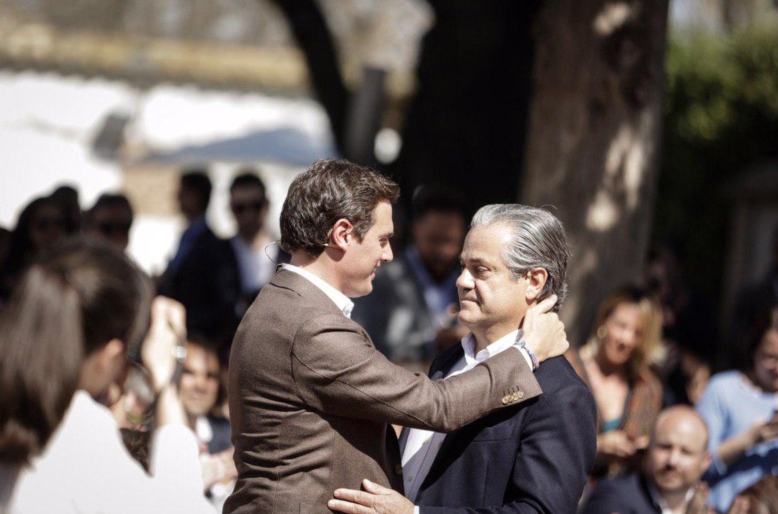 Rivera: "Casado mira a los 80 con el aborto y Sánchez a los 70 con los huesos de Franco, pero yo miro al futuro" Rivera: "Casado mira a los 80 con el aborto y Sánchez a los 70 con los huesos de Franco, pero yo miro al futuro"
