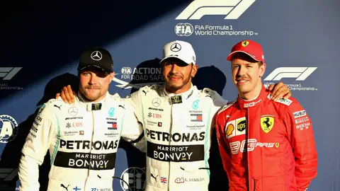 Hamilton, acompañado de Bottas y de Vettel Hamilton, acompañado de Bottas y de Vettel