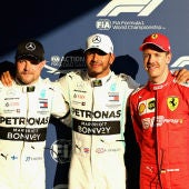 Hamilton, acompañado de Bottas y de Vettel