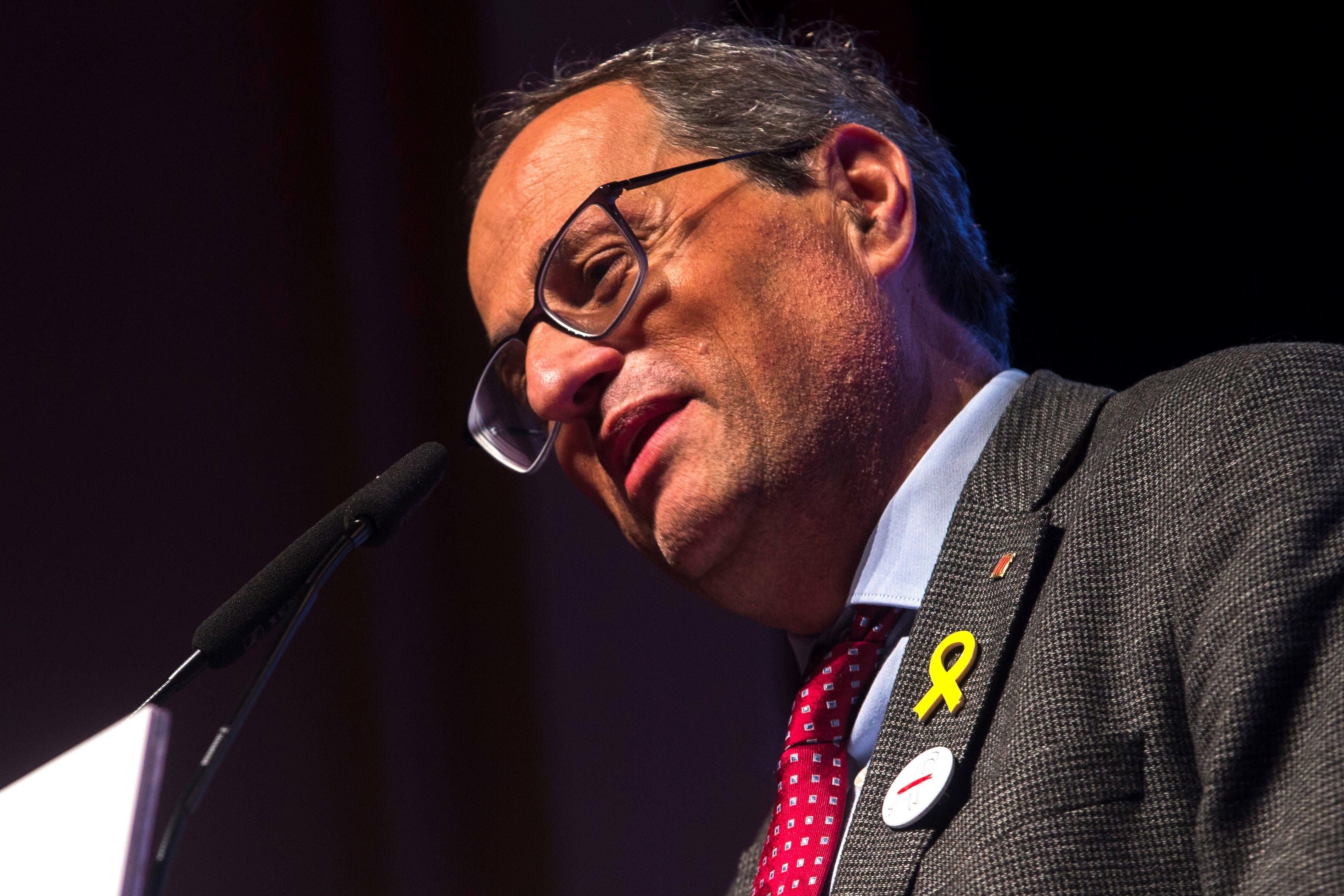 La Fiscalía se querella contra Torra por desobediencia por no quitar los lazos La Fiscalía se querella contra Torra por desobediencia por no quitar los lazos