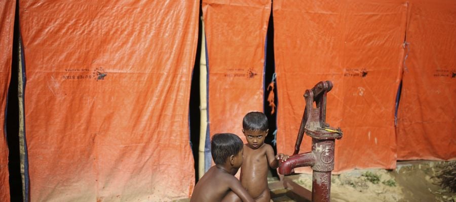 Dos niños rohingya se bañan en el campo de refugiados de Cox's Bazar, en Bangladesh Dos niños rohingya se bañan en el campo de refugiados de Cox's Bazar, en Bangladesh