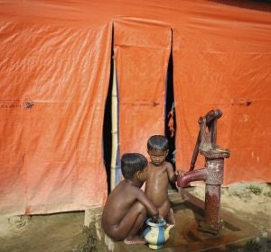 Dos niños rohingya se bañan en el campo de refugiados de Cox's Bazar, en Bangladesh Dos niños rohingya se bañan en el campo de refugiados de Cox's Bazar, en Bangladesh