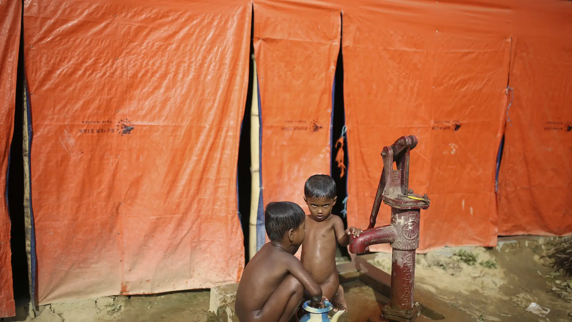 Dos niños rohingya se bañan en el campo de refugiados de Cox's Bazar, en Bangladesh