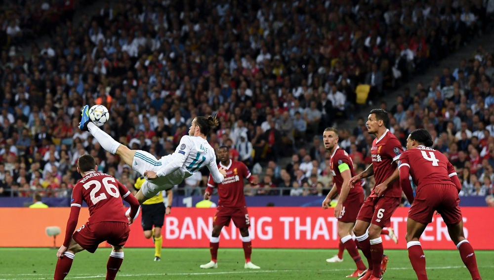 Gareth Bale, en el momento de ejecutar su chilena en Kiev