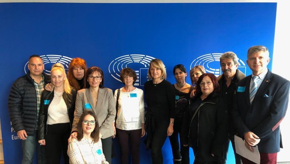 La eurodiputada del PP, Rosa Estaràs, en el Parlament Europeo junto con los padres de las víctimas.