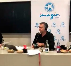 El alumno Pablo Paracuellos entrevistando a Carlos Alsina El alumno Pablo Paracuellos entrevistando a Carlos Alsina