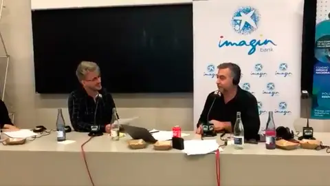 El alumno Pablo Paracuellos entrevistando a Carlos Alsina El alumno Pablo Paracuellos entrevistando a Carlos Alsina