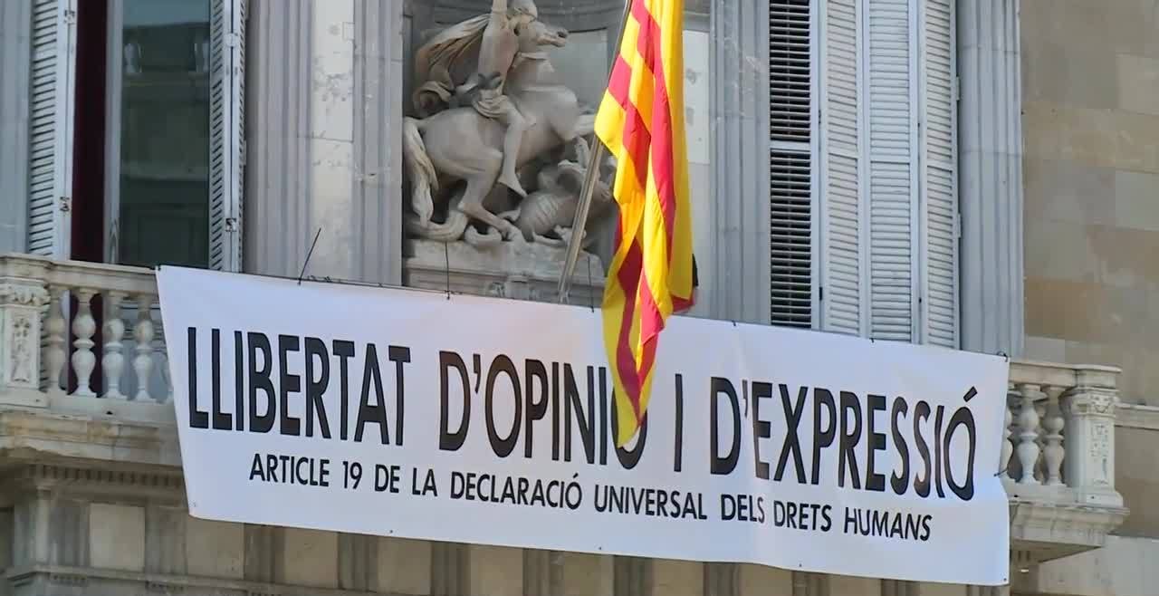 Torra cuelga otra pancarta en la Generalitat: Libertad de opinión y expresión Torra cuelga otra pancarta en la Generalitat: Libertad de opinión y expresión