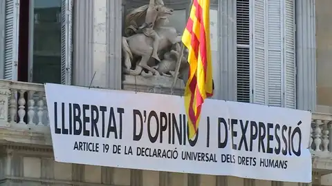Nueva pancarta en el balcón de la Generalitat Nueva pancarta en el balcón de la Generalitat