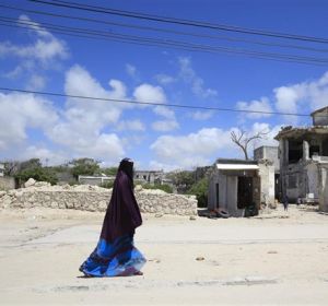Imagen de archivo de una mujer en Puntlandia, Somalia. Imagen de archivo de una mujer en Puntlandia, Somalia.