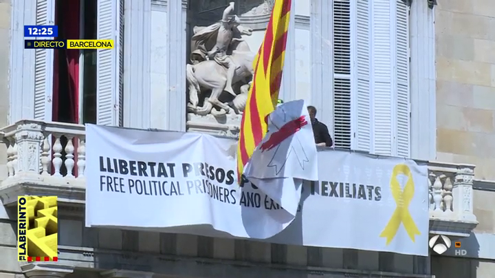 Retiran la pancarta con los lazos de la fachada del Palau de la Generalitat Retiran la pancarta con los lazos de la fachada del Palau de la Generalitat