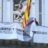 Retiran la pancarta de la fachada del Palau de la Generalitat