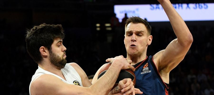 Yusta y Voigtmann pugnan por el rebote Yusta y Voigtmann pugnan por el rebote