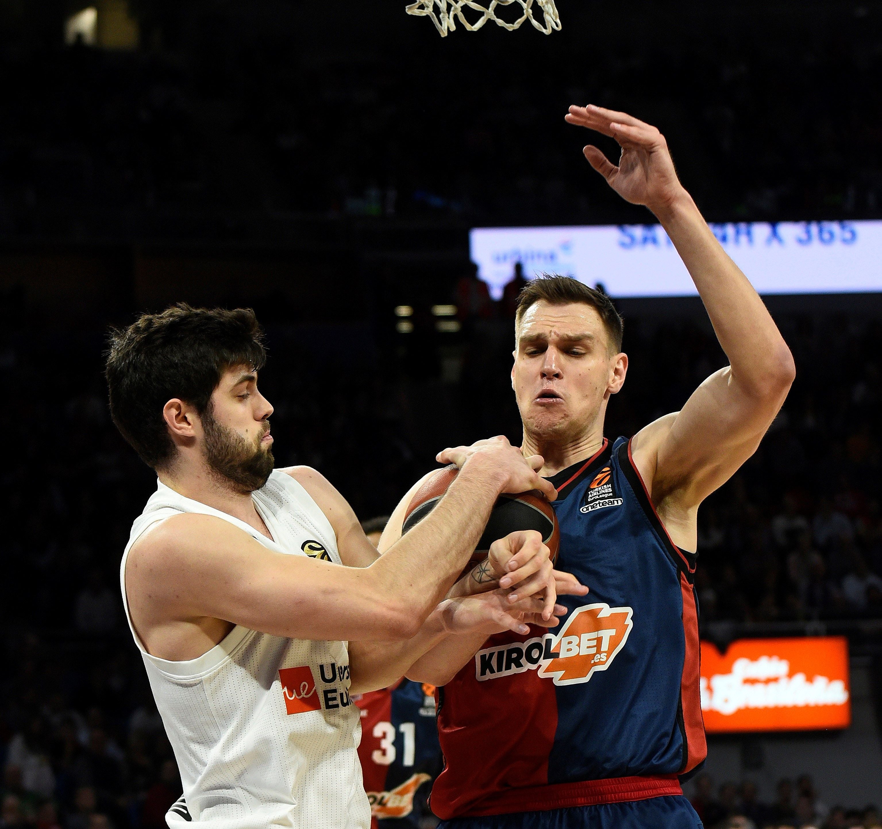 El Baskonia se acerca a los playoffs con su victoria ante el Real Madrid El Baskonia se acerca a los playoffs con su victoria ante el Real Madrid