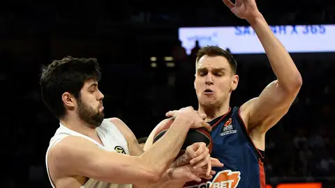 Yusta y Voigtmann pugnan por el rebote Yusta y Voigtmann pugnan por el rebote
