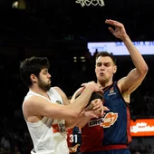 Yusta y Voigtmann pugnan por el rebote Yusta y Voigtmann pugnan por el rebote