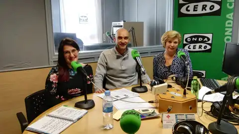 La Escuela Municipal de Adultos de Alclaá visita Onda Cero Gloria Martín, directora, y Toñi Carballo, presidenta de la asociación de antiguas alumnas.