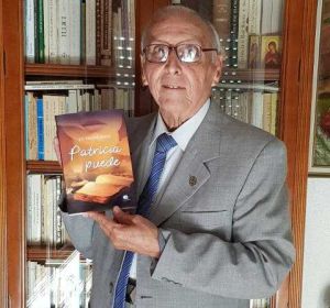 El escritor ilicitano José Payá Alberola con su novela 'Patricia puede' El escritor ilicitano José Payá Alberola con su novela 'Patricia puede'