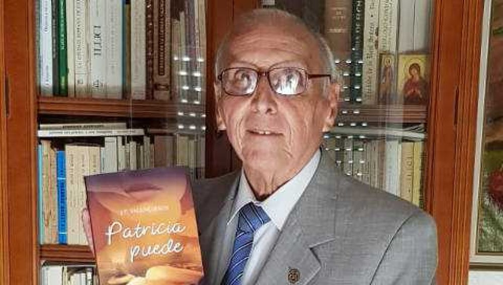 El escritor ilicitano José Payá Alberola con su novela 'Patricia puede'