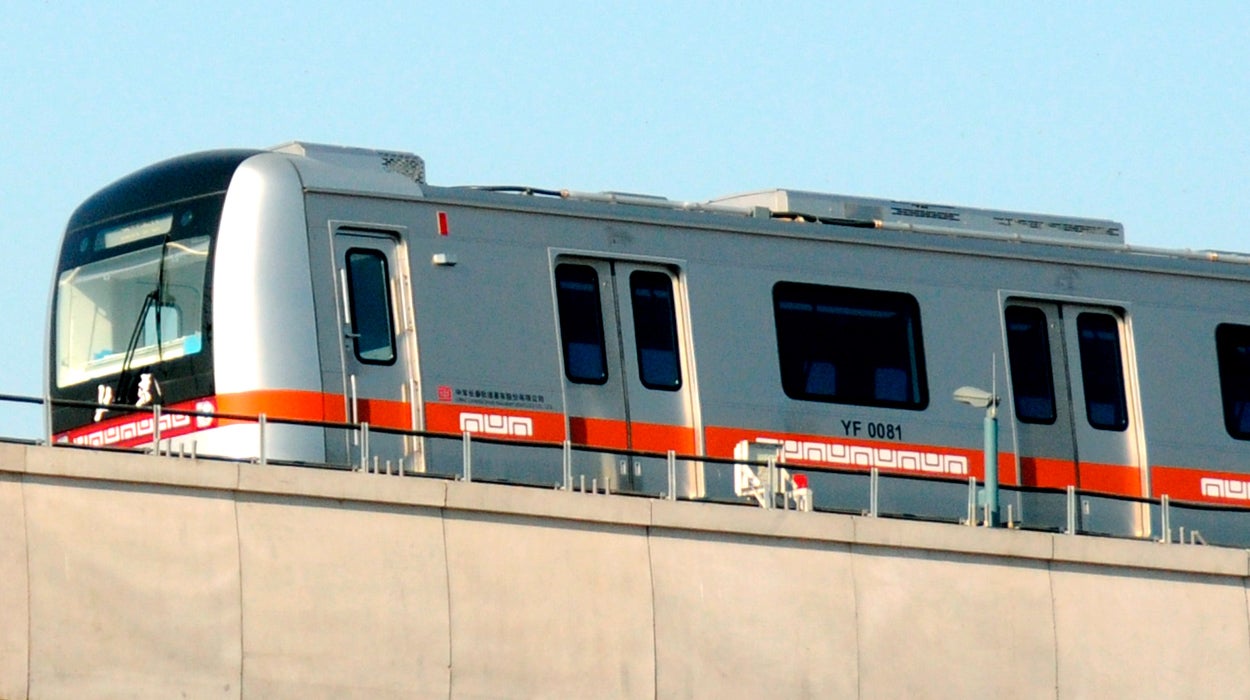 Obligan a una joven a quitarse el maquillaje para entrar en un vagón del metro de China Obligan a una joven a quitarse el maquillaje para entrar en un vagón del metro de China